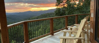 Selah View Stunning 5 BR mountain lodge - Incredible views, 3mi to Pigeon Forge