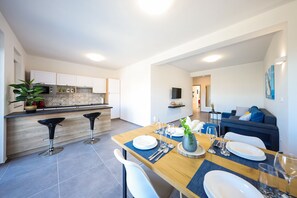 In-room dining - 1oak Rentals (Vir)