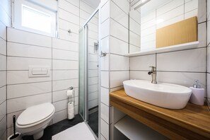 Shower, hair dryer, towels, soap - 1oak Rentals (Vir)