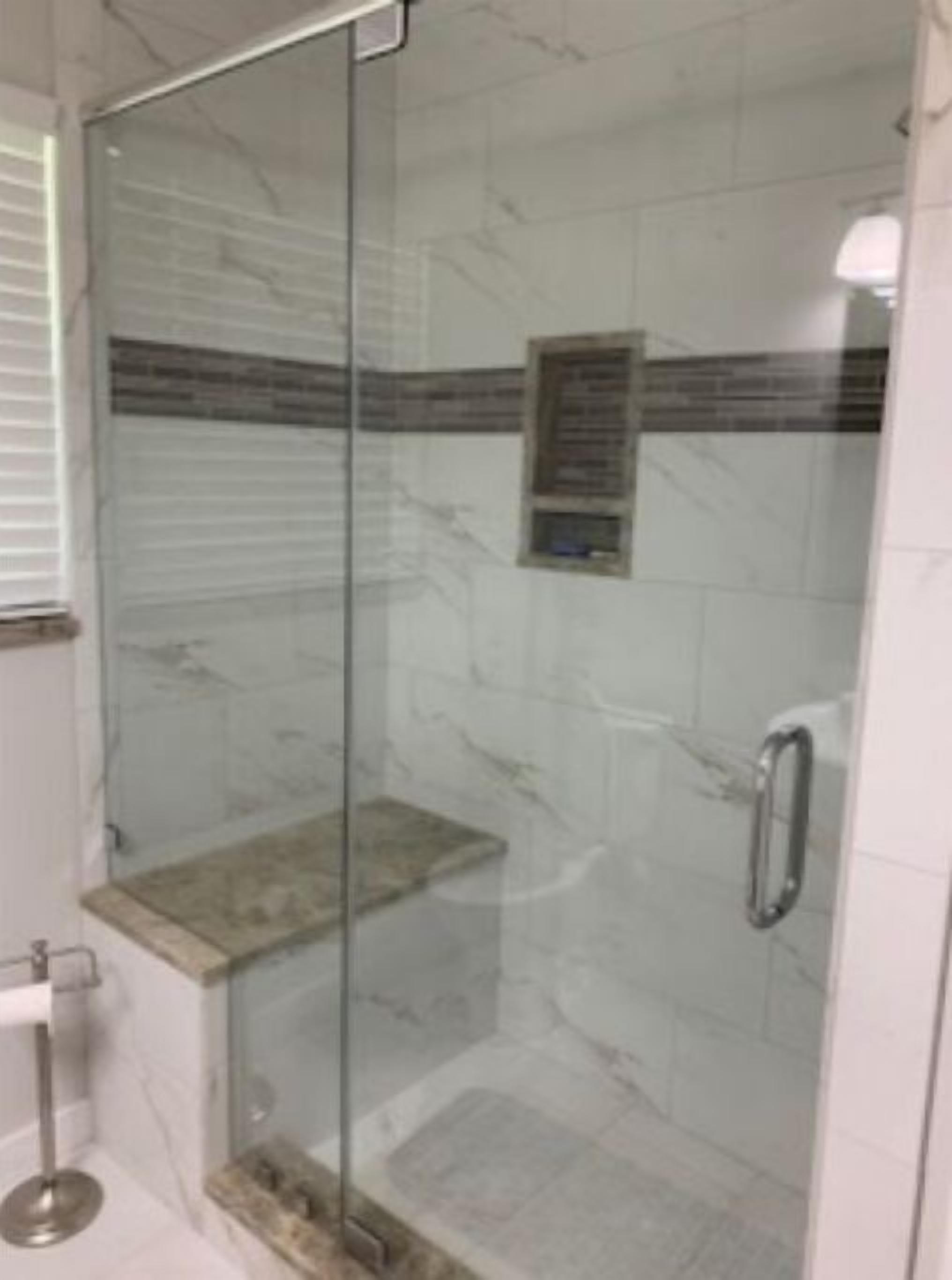 Een douche, een haardroger, handdoeken, zeep
