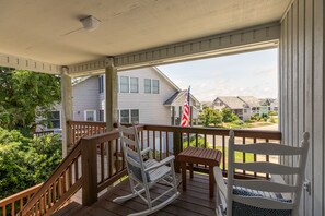 Property grounds - Beautiful Home with a Hot Tub and Community Pool in season (Nags Head)