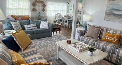 Beautiful Home with a Hot Tub and Community Pool in season