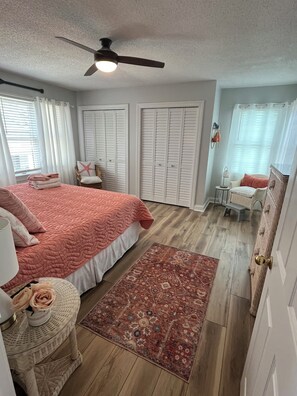 4 habitaciones, tabla de planchar con plancha, wifi y ropa de cama 