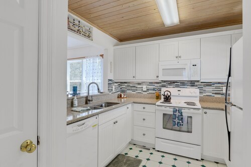 Beautiful Home with a Hot Tub and Community Pool in season