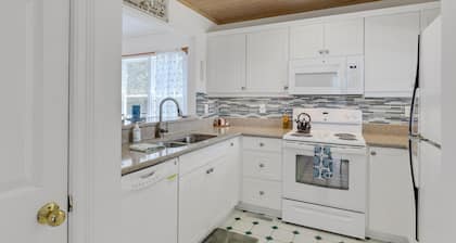 Beautiful Home with a Hot Tub and Community Pool in season