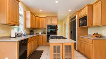 雪櫃、微波爐、焗爐、爐具