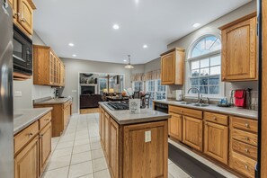 Fridge, microwave, oven, stovetop - Sleeps 15! VIEWS Forever, Large Executive Home, Fast Wi-Fi, Hot Tub & Fire Pit (Hendersonville)