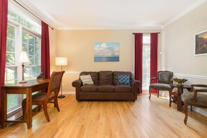 Älytelevisio, takka, kirjoja