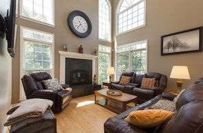 Smart TV, fireplace, books - Sleeps 15! VIEWS Forever, Large Executive Home, Fast Wi-Fi, Hot Tub & Fire Pit (Hendersonville)