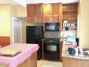 冷蔵庫、電子レンジ、オーブン、コンロ