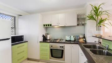 Deluxe-Apartment | Eigene Küche | Großer Kühlschrank, Mikrowelle, Ofen, Herdplatte