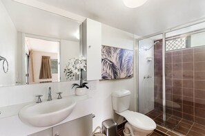 Căn hộ Deluxe | Phòng tắm | Bồn tắm và buồng tắm vòi sen riêng, vòi sen thủy lực 