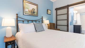 4 habitaciones, escritorio y tabla de planchar con plancha