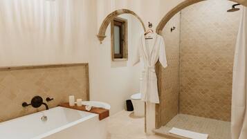 Deluxe Suite | Bathroom shower