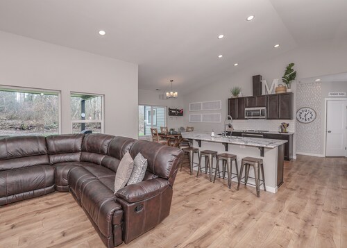 4BR Family Home w/ Hot Tub, Bonus rm, 6min to I-5