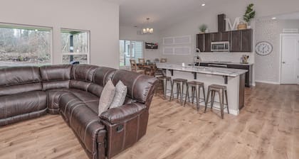 4BR Family Home w/ Hot Tub, Bonus rm, 6min to I-5