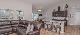 4BR Family Home w/ Hot Tub, Bonus rm, 6min to I-5