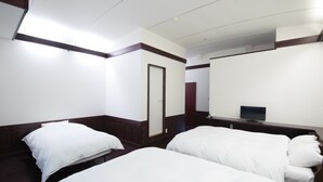 A hotel room with two beds, a television, and a door. - Guest House Lamp Bungo Ohno - Hostel (Bungoono)