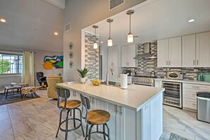 Kylskåp, mikrovågsugn, spishäll och diskmaskin