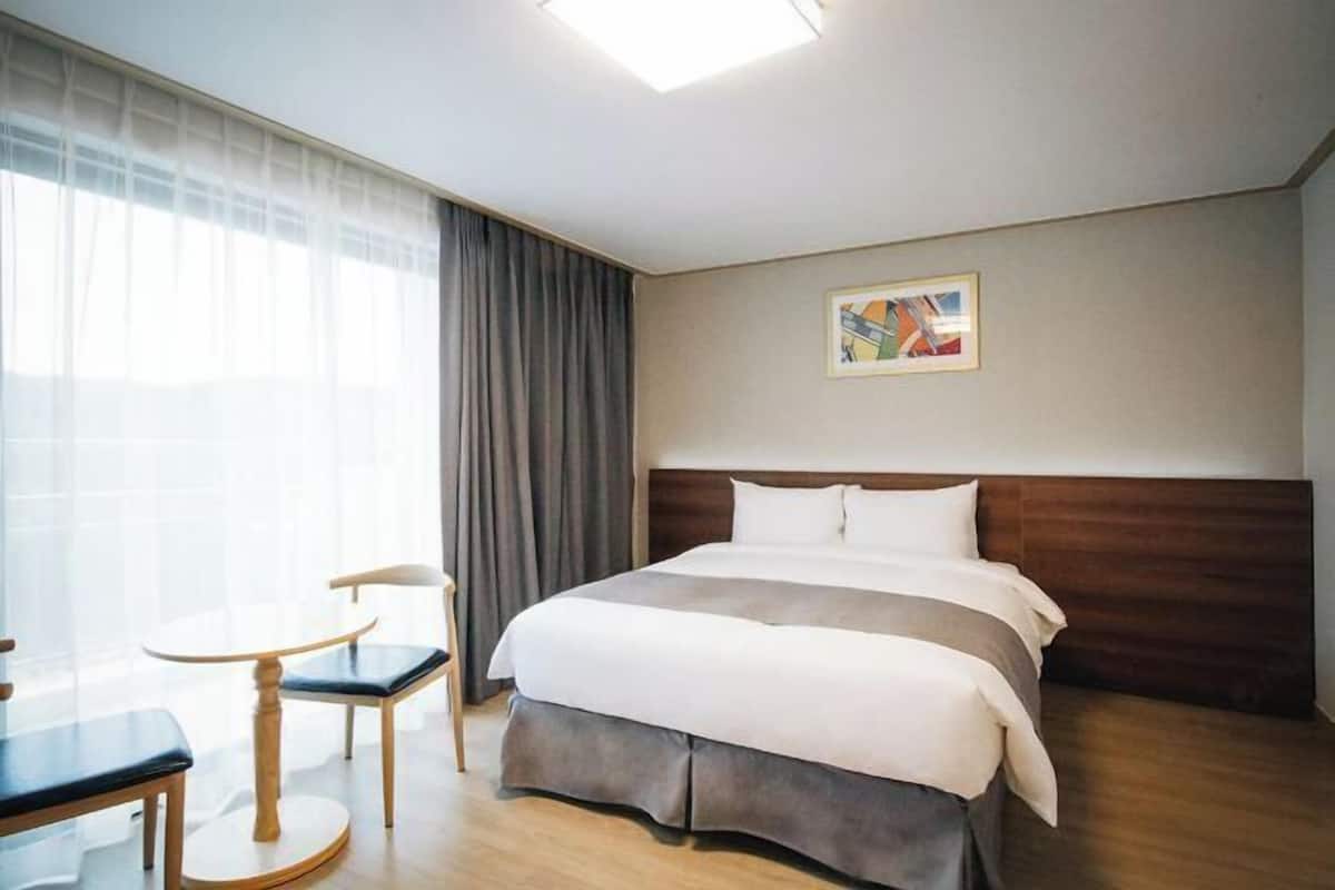 1 bedroom, minibar, desk, laptop workspace