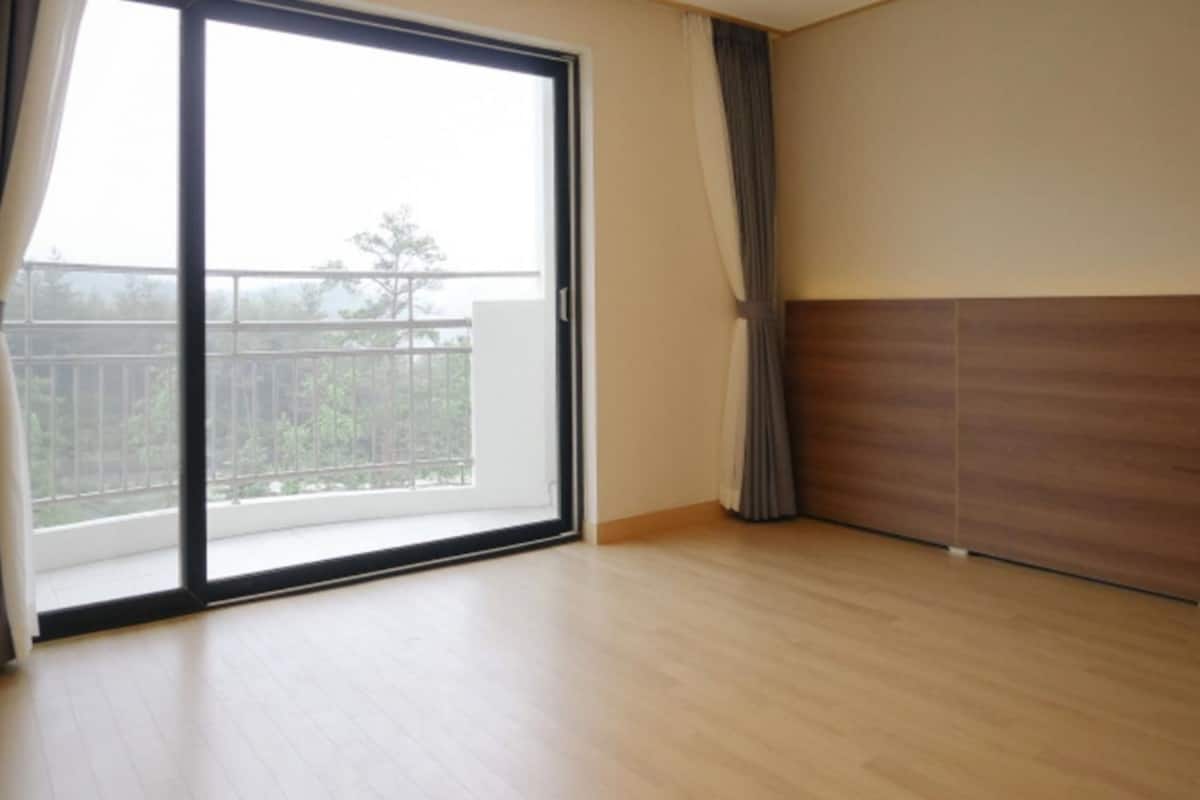 Deluxe Room (ondol) | 1 bedroom, minibar, desk, laptop workspace