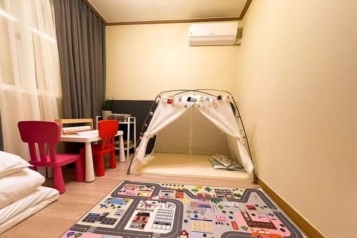 1 slaapkamer, een minibar, een bureau, een laptopwerkplek