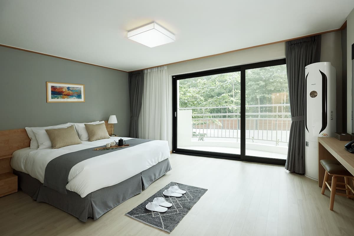 1 bedroom, minibar, desk, laptop workspace