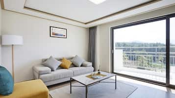 Familien-Suite | Minibar, Schreibtisch, laptopgeeigneter Arbeitsplatz