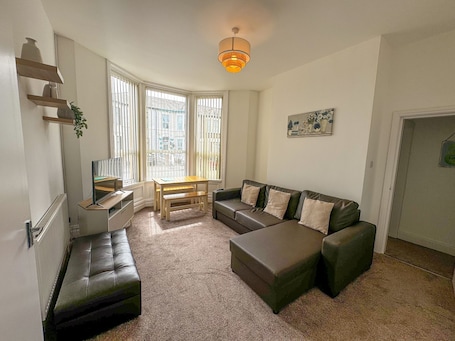 Bar. Cherry Property - Pear Suite