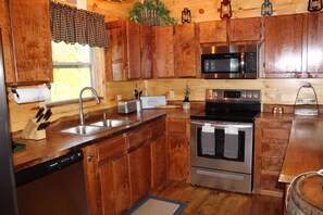 Jääkaappi, mikroaaltouuni, astianpesukone, leivänpaahdin