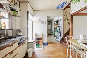Shared kitchen - Nishiogi House Maipenrai (Tokyo)