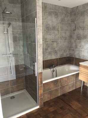 Ensemble baignoire-douche, serviettes fournies, savon, shampooing