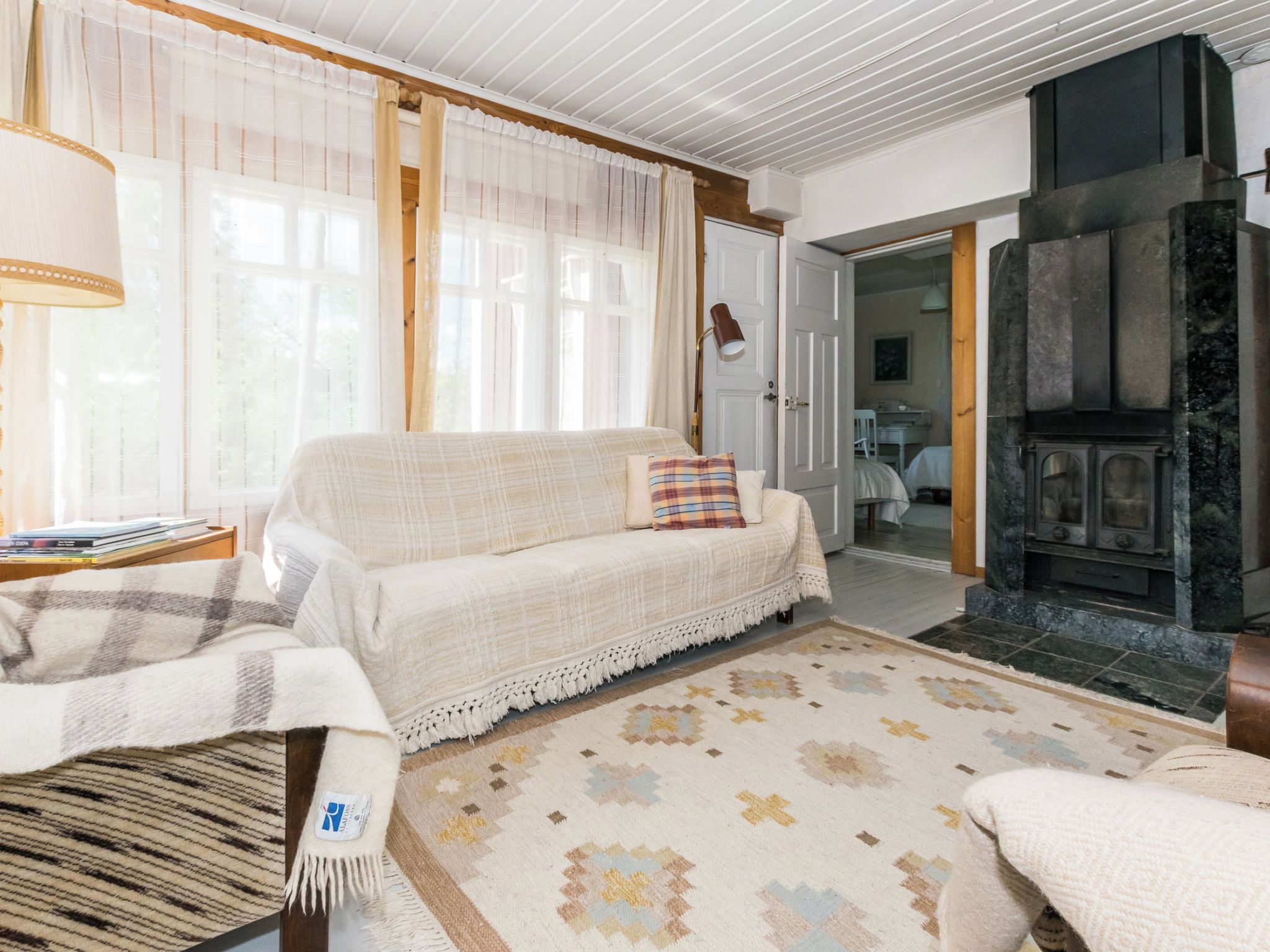 Una sala de estar acogedora con un sofá, una chimenea y una alfombra.