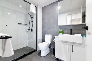 Apartamento, 2 habitaciones | Baño | Ducha y cabezal de ducha tipo lluvia