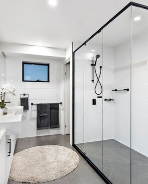 Deluxe-Apartment, 3 Schlafzimmer | Badezimmer | Dusche, Regendusche, kostenlose Toilettenartikel, Haartrockner