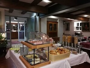 Dagelijks ontbijtbuffet (EUR 10 per persoon)