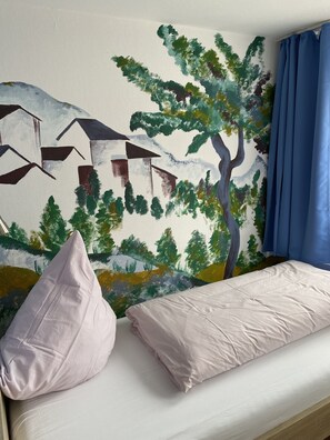 Eenvoudige eenpersoonskamer | Hypoallergeen beddengoed, individueel gedecoreerd, een bureau