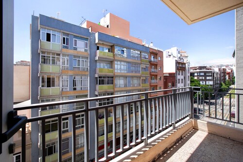 Modern Apartment "Santa Cruz Centro" in Central Location with Wi-Fi & Balcony.