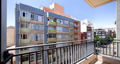 Modern Apartment "Santa Cruz Centro" in Central Location with Wi-Fi & Balcony.