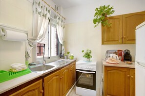 Fridge, microwave, oven, stovetop - Modern Apartment "Santa Cruz Centro" in Central Location with Wi-Fi & Balcony. (Santa Cruz de Tenerife)