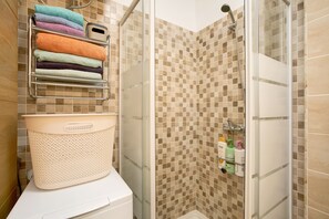 Bruser, hårtørrer, håndklæder