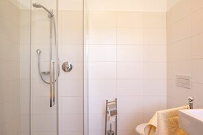 Chuveiro, secador de cabelo, toalhas de banho 