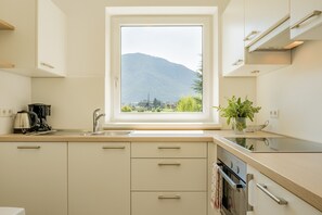 Geladeira, micro-ondas, fogão, cooktop