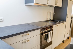 Fridge, microwave, oven, stovetop - Cosy Apartment Bergpanorama with Balcony, Mountain View & Wi-FI (Garmisch-Partenkirchen)