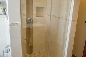 Badewanne, kostenlose Toilettenartikel, Haartrockner, Handtücher