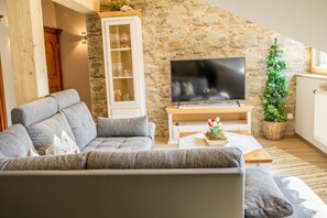 TV, DVD player, stereo - Cosy Apartment Bergpanorama with Balcony, Mountain View & Wi-FI (Garmisch-Partenkirchen)