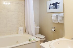 Ducha y bañera combinadas, secador de pelo y toallas