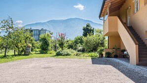 A building with a staircase, a dirt driveway, and a mountain in the background. - Apartment “Urbanhof - Moritzing” with Mountain View, Wi-Fi & 2 Balconies (Bozen)