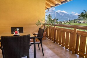 Outdoor dining - Apartment “Urbanhof - Moritzing” with Mountain View, Wi-Fi & 2 Balconies (Bozen)