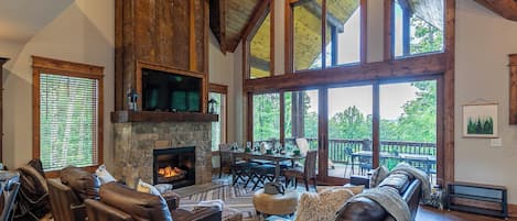 Televisión, chimenea, reproductor de DVD y futbolito